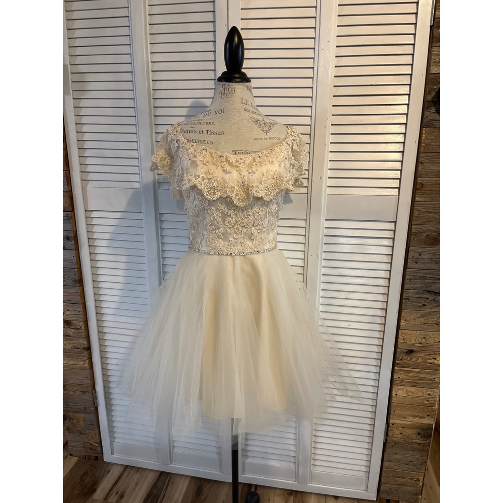 Mori Lee Madeline Gardner Champagne Lace Tulle Homecoming Dress 8 Rhinestone